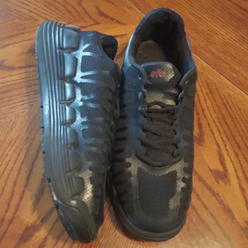 Non slip work shoes
